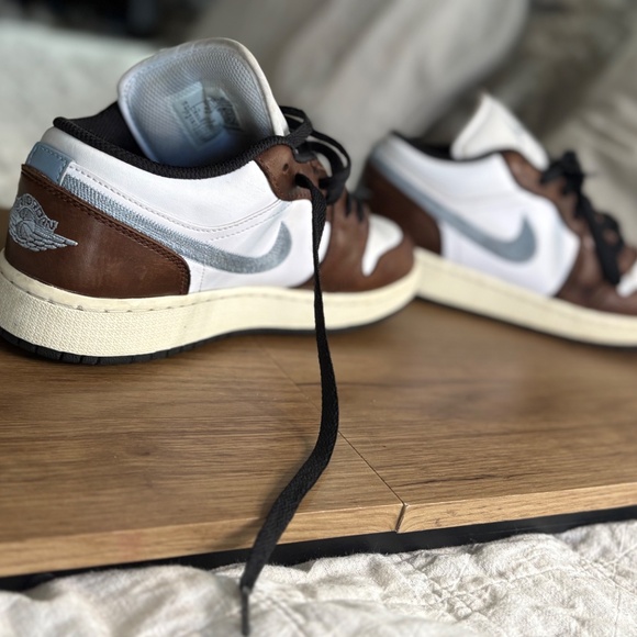 Air Jordan 1 Low SE - Picture 7 of 9